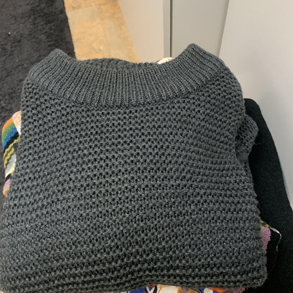 Pullover - Picture 1 of 5